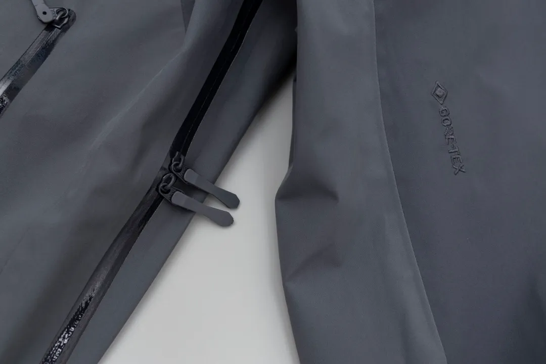 Arc'teryx Gore-tex ， ， ， 。 bluesign@ N 3LGORE-TEX ， Wear-Resistant， 、 Breathable， ， 20000 Breathable 10000 E 3D ， 3D ， ， ， Authentic YKK ， ， ， ， ， Factory ， ， ， 。 ， ， ，Lightweight ， Series ， Quality ！！